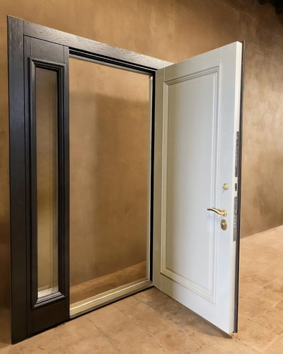 Дверь со стеклом сбоку