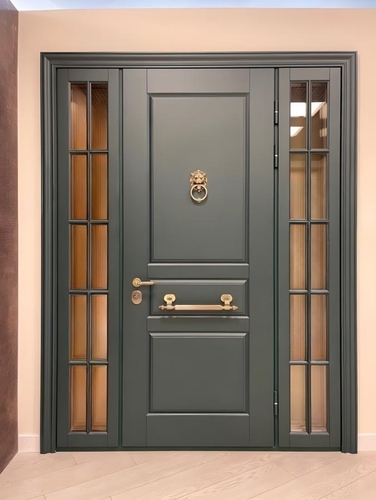 Дверь со стеклами по бокам