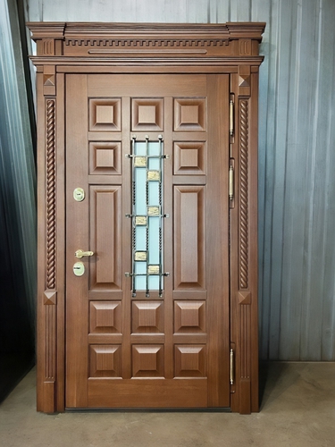 Парадная с карнизом