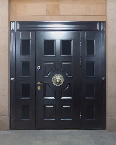 Широкая дверь с окнами