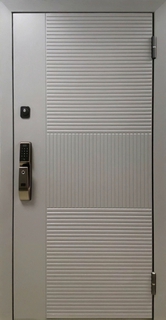 Квартирная современная дверь с серыми панелями МДФ и биометрическим замком Квартирная современная дверь с серыми панелями МДФ и биометрическим замком